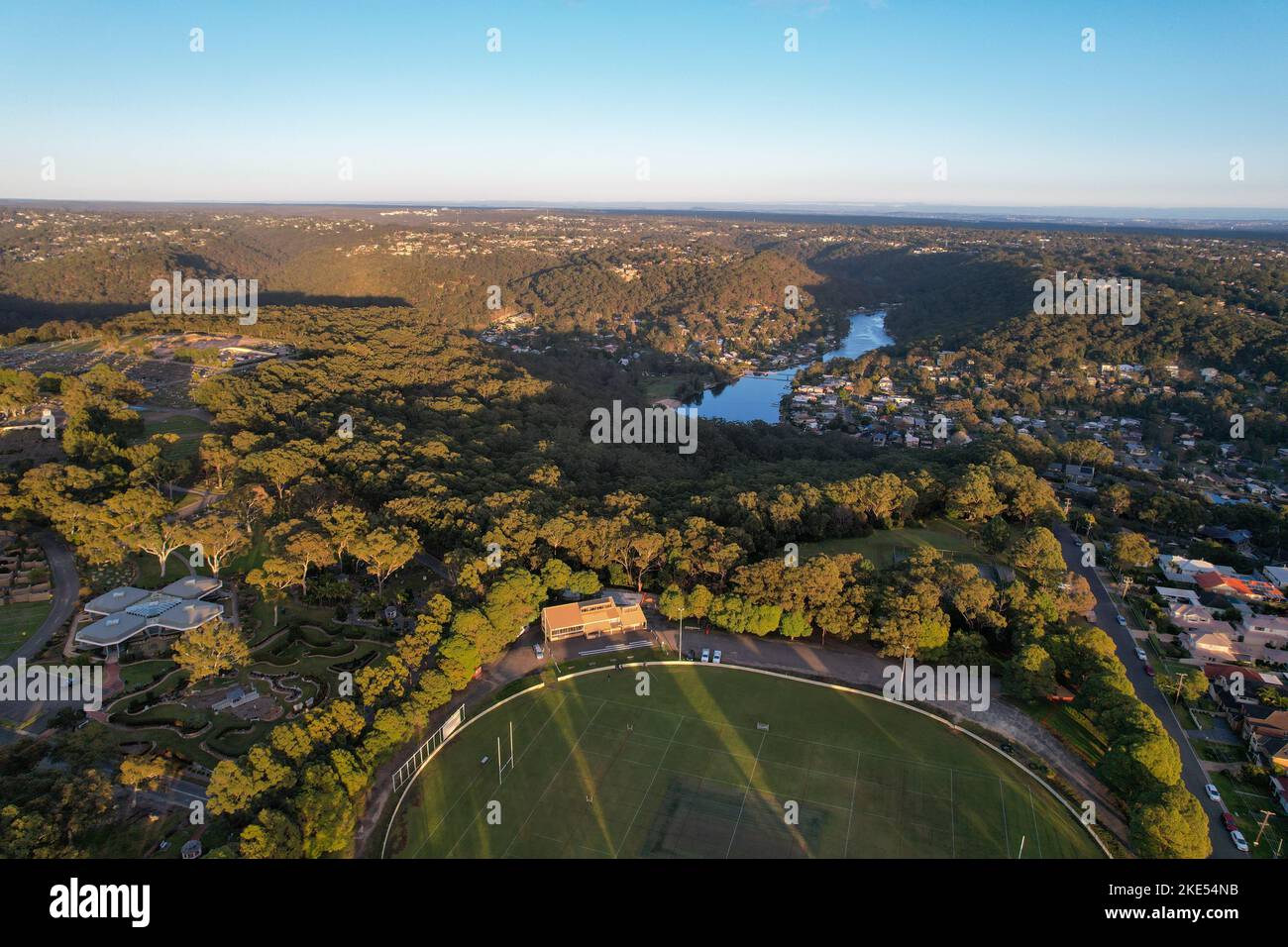 Vue aérienne du terrain de sport, de l'ovale Sutherland, de la rivière Woronora et de la banlieue de Sutherland entourée d'une végétation luxuriante, Sydney, Nouvelle-Galles du Sud, Australie Banque D'Images