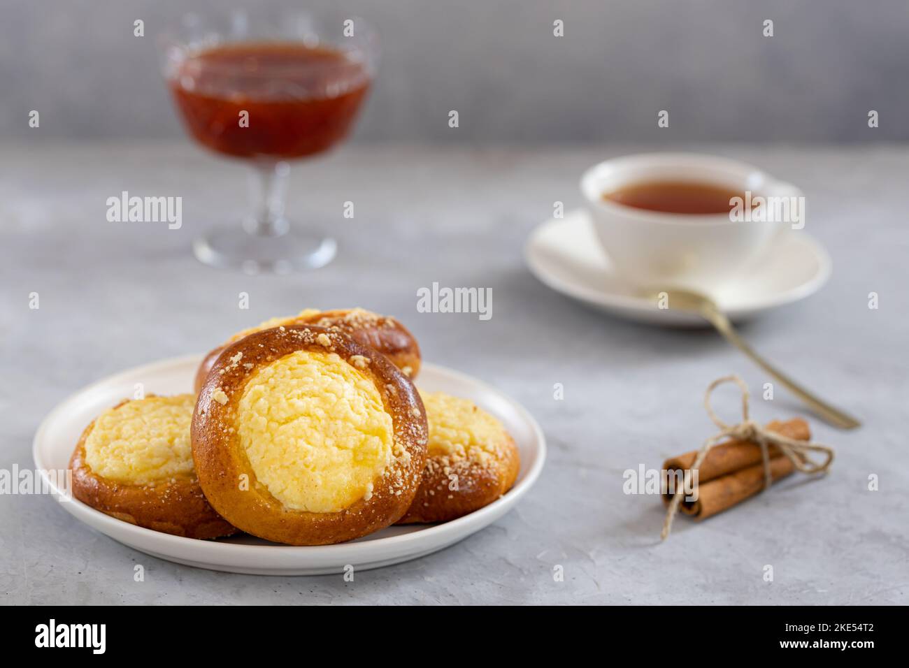cheesecake avec streusel sur fond de béton, thé avec tartes et confiture Banque D'Images