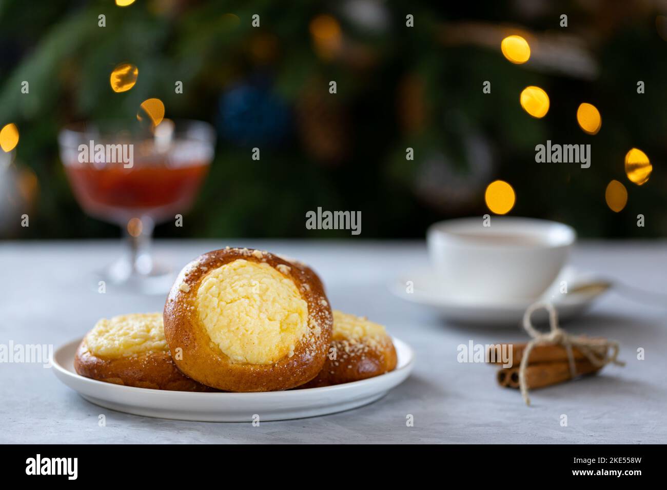 cheesecake avec streusel sur fond de béton, fête du thé du nouvel an avec tartes et confiture près de l'arbre de Noël Banque D'Images