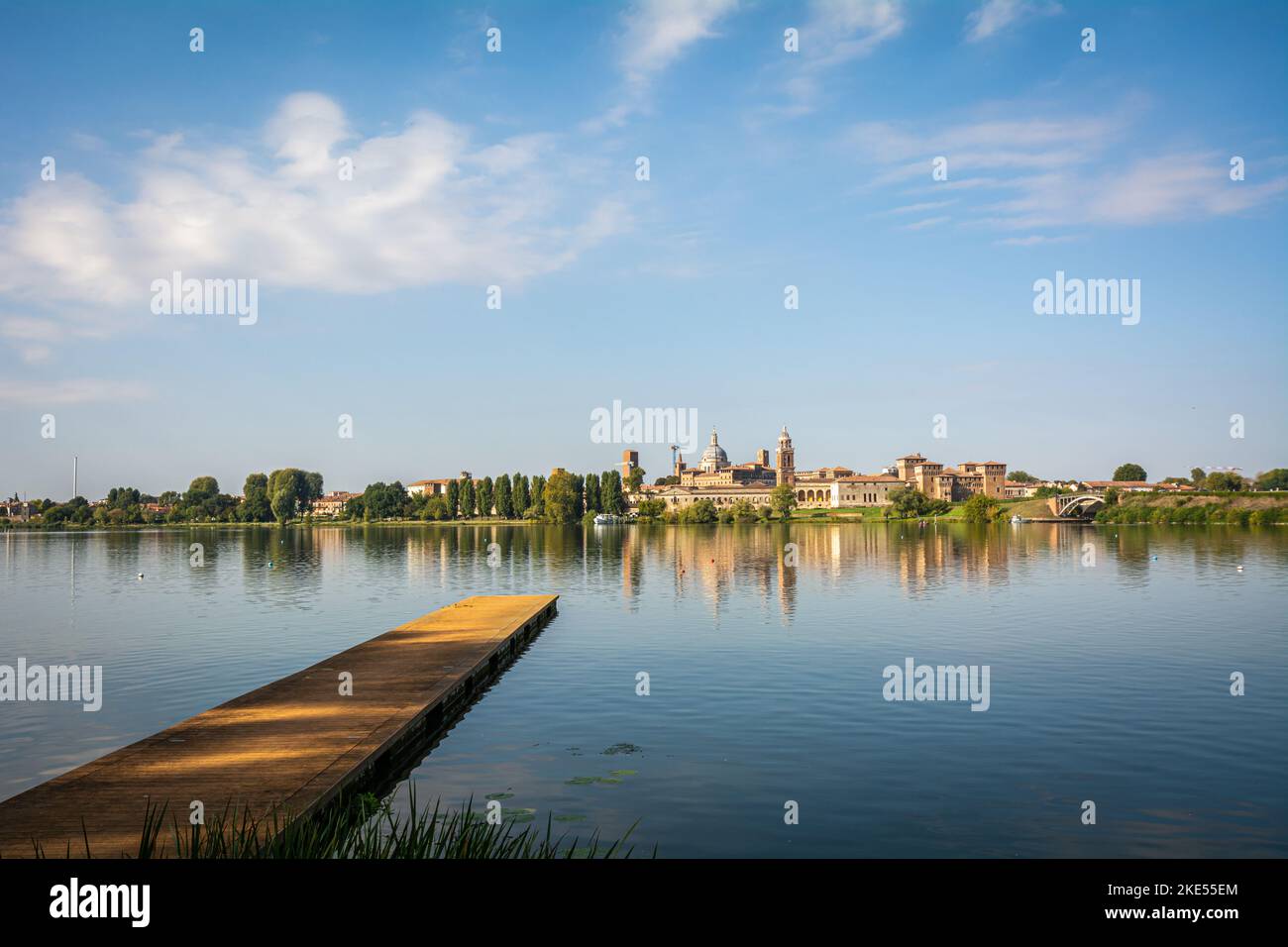 Vue panoramique sur la ville médiévale de Mantoue (Mantoue) avec le lac (Lago di Mezzo) - Italie Banque D'Images