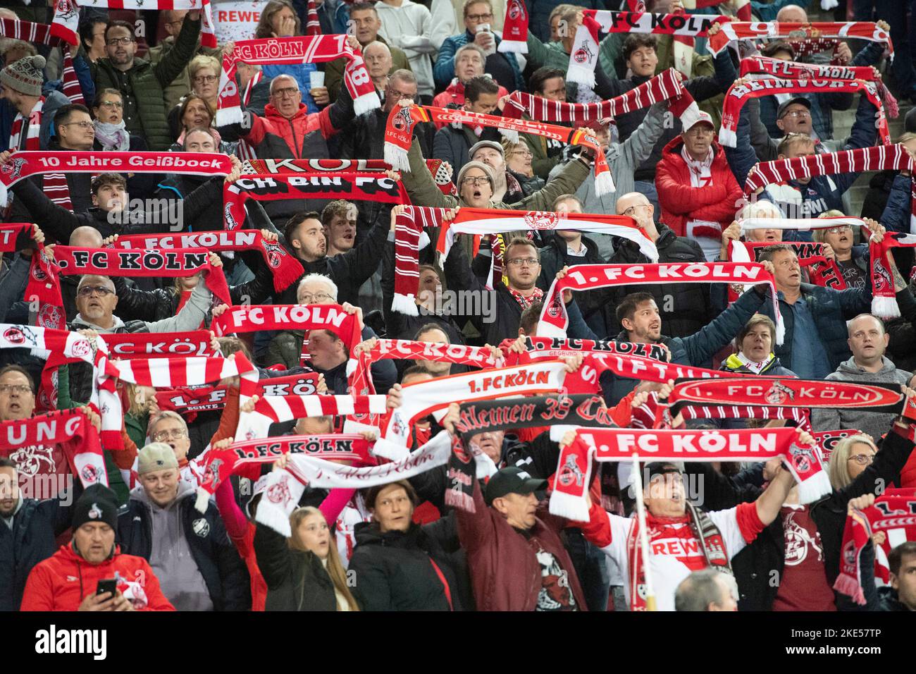 FC Cologne fans avec leurs foulards, général, caractéristique, motif de  bord, photo symbolique Soccer 1st Bundesliga, 14th match, FC Cologne (K) -  Bayer Leverkusen (LEV) 1: 2 sur 9 novembre 2022 à