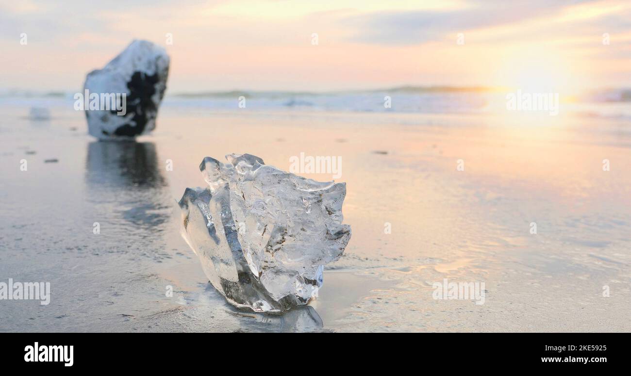 Voyagez au Japon en hiver, Iceberg bijoux sur la plage de glace à Otsu Beach dans la ville de Toyokoro. Banque D'Images