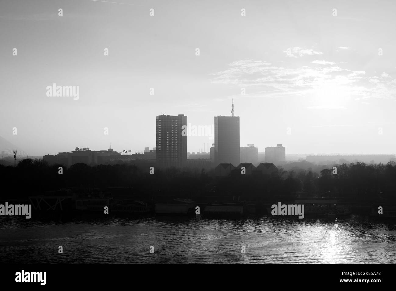 Belgrade, Serbie - 03 novembre 2022: Nouvelle Belgrade et rivière Sava tourné de la forteresse de Kalemegdan à Belgrade au coucher du soleil Banque D'Images