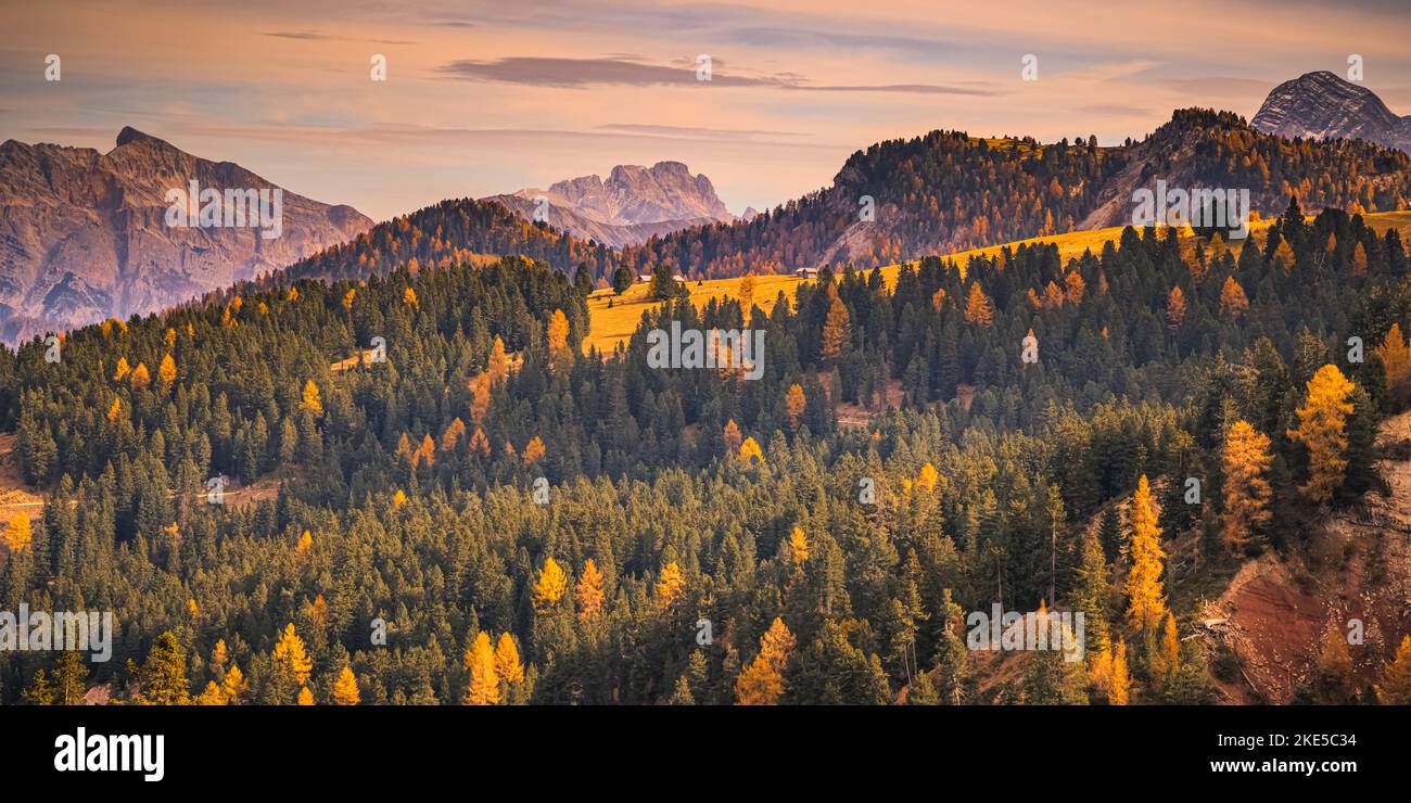 A 2000 mètres d'altitude, la vue sur le Passo delle Erbe (col de Würzjoch), entouré de forêts et de couleurs d'automne luxuriantes est à couper le souffle. Le pa Banque D'Images