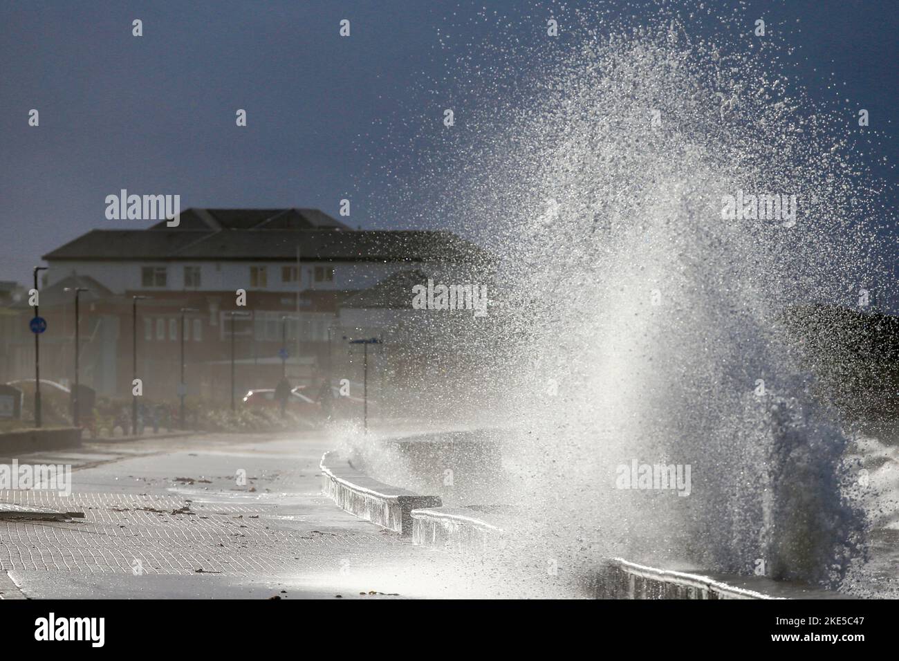 Prestwick, Royaume-Uni. 10th novembre 2022. De forts vents atteignant 50 km/h ont heurté la côte ouest d'Ayrshire à Prestwick sur le Firth de Clyde, créant de hautes vagues et inondant la promenade. Crédit : Findlay/Alay Live News Banque D'Images