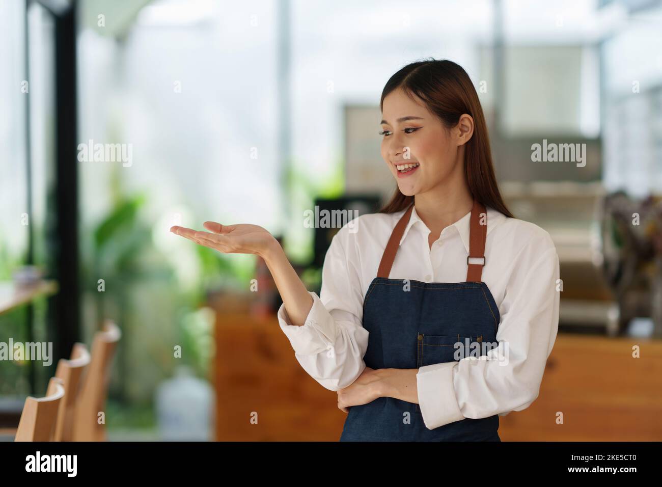 Portrait de la mise en route propriétaire réussi de petite entreprise dans le café. PME entrepreneur vendeur concept d'affaires Banque D'Images