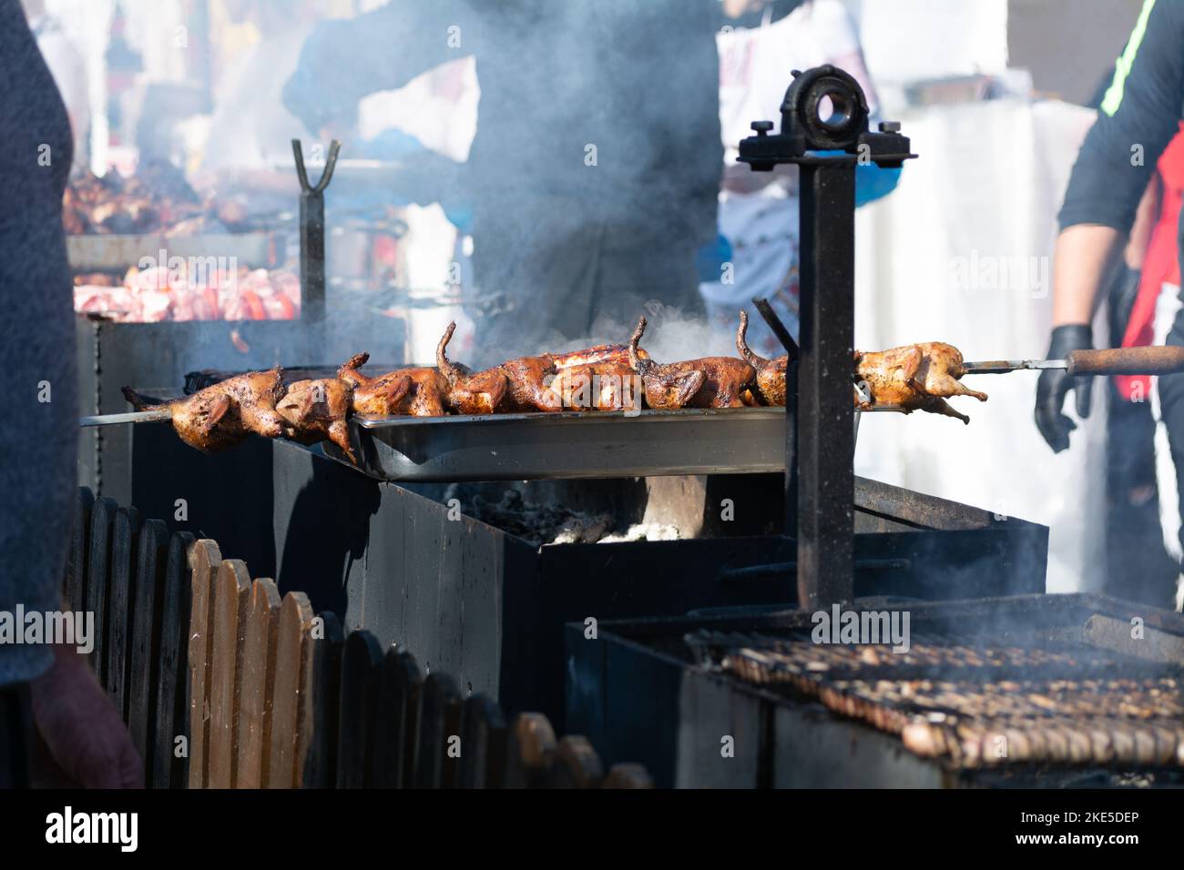 Caille rôtie sur le barbecue feu tourner / marinade des cailles grillées  pour oiseaux asia food Photo Stock - Alamy