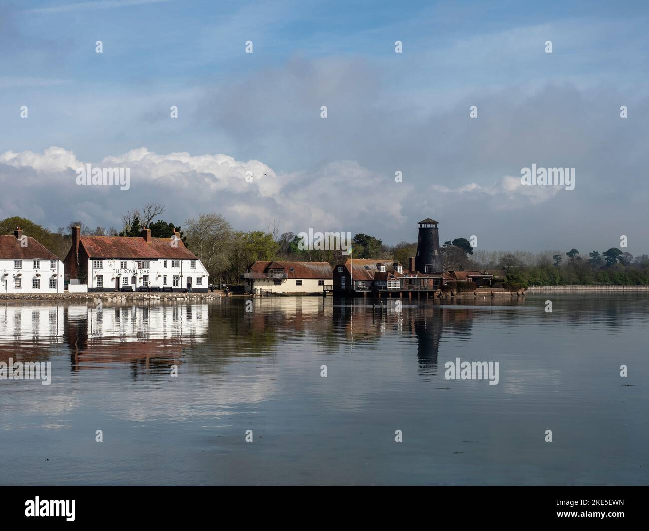 Le Royal Oak pub et The Mill, Chichester Harbour, Langstone, Havant, Hampshire, Angleterre Banque D'Images