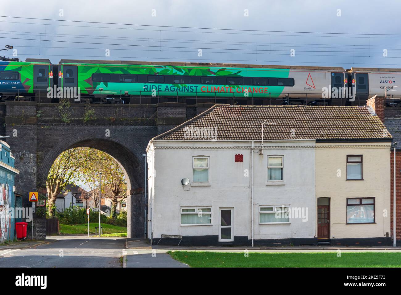 Avanti Pendolino opportunité train climatique passant par le viaduc de Runcorn sur la ligne principale de la côte ouest. Le train à grande vitesse a été enveloppé dans une uniq Banque D'Images