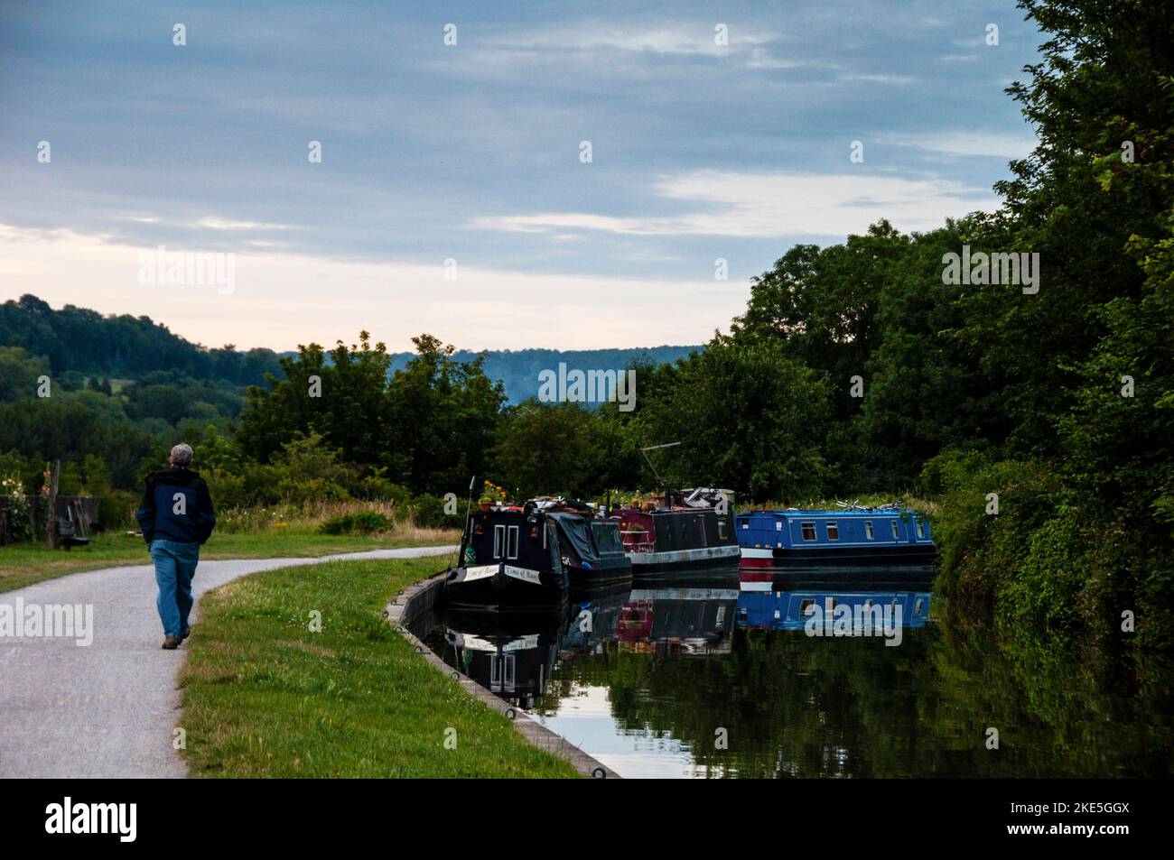 Chemin de halage et bateaux étroits sur le canal Kennett et Avon à Bath, Angleterre. La rivière Kennett et la rivière Avon sont reliées par le canal. Banque D'Images