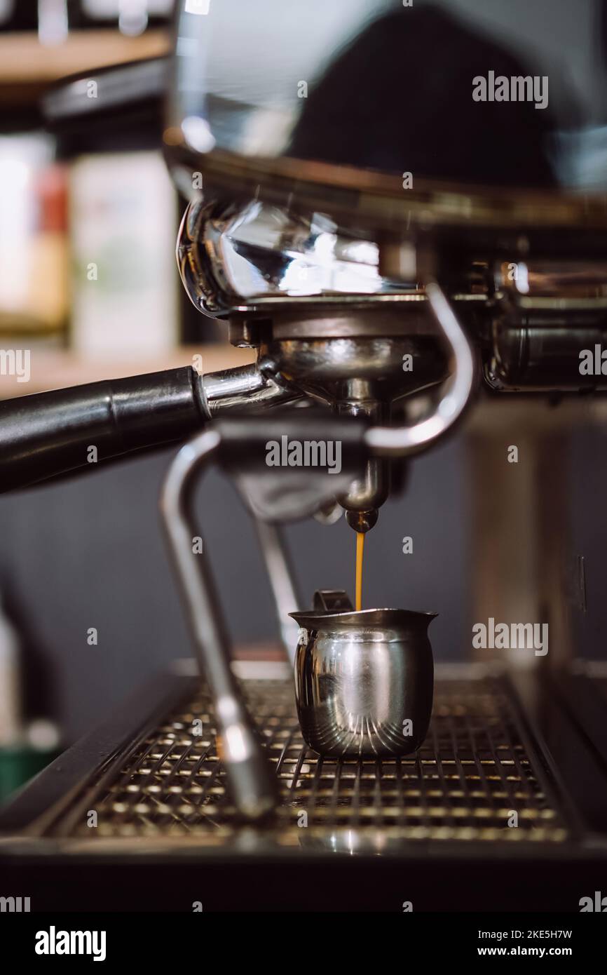 Gros plan sur la préparation d'un café chaud à l'aide d'une machine à café dans une tasse. Boisson boisson pour le petit déjeuner. Machine à café avec espresso crème parfait. Sélection Banque D'Images