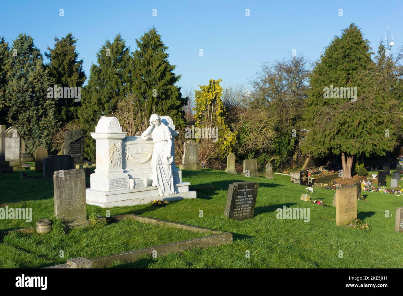 Une pierre tombale en marbre de la famille y compris local bien connu Stanley showman Crow à Northallerton cemetery Banque D'Images Une pierre tombale en marbre de la famille y compris local bien connu Stanley showman Crow à Northallerton cemetery Banque D'Images