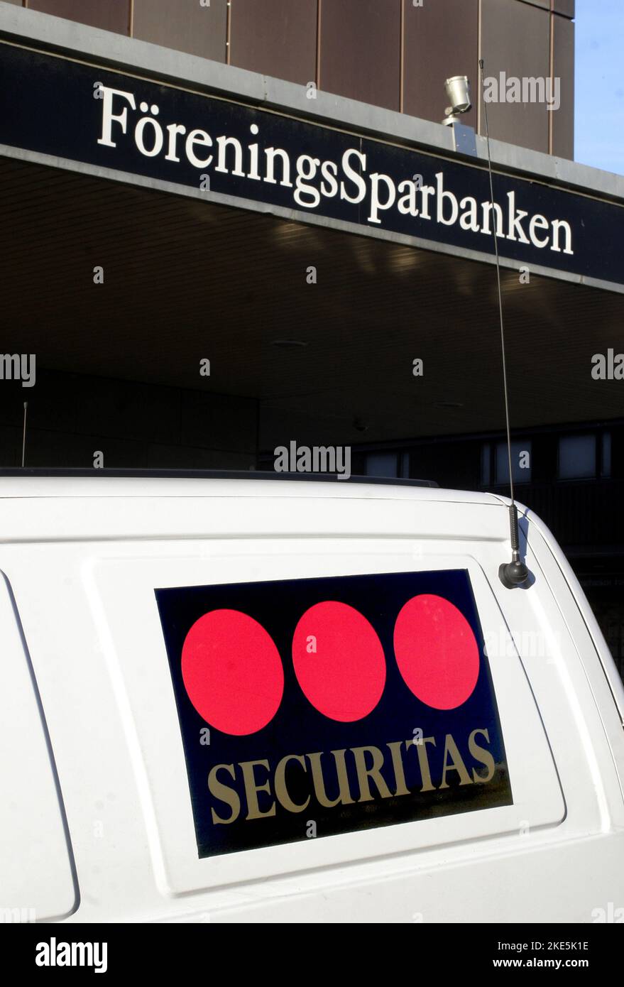 Véhicule de transport de trésorerie Securitas à l'extérieur d'une banque. Securitas AB est un groupe de services de sécurité (sécurité et patrouille mobile), de surveillance, de conseil et d'enquête, basé à Stockholm, en Suède. Banque D'Images