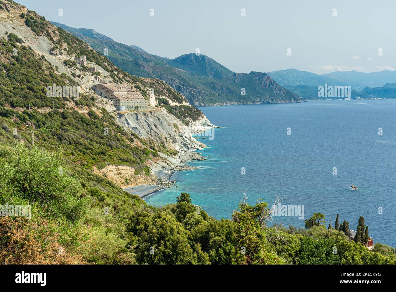 Paysage panoramique avec l'ancienne usine abandonnée près de Nonza. Cap Corse, France. Banque D'Images