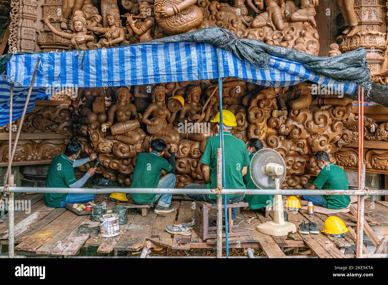 Sculpteurs pièces de bois sculptées à la main et travaux d'entretien pour le Sanctuaire de vérité à Pattaya, Thaïlande. Banque D'Images