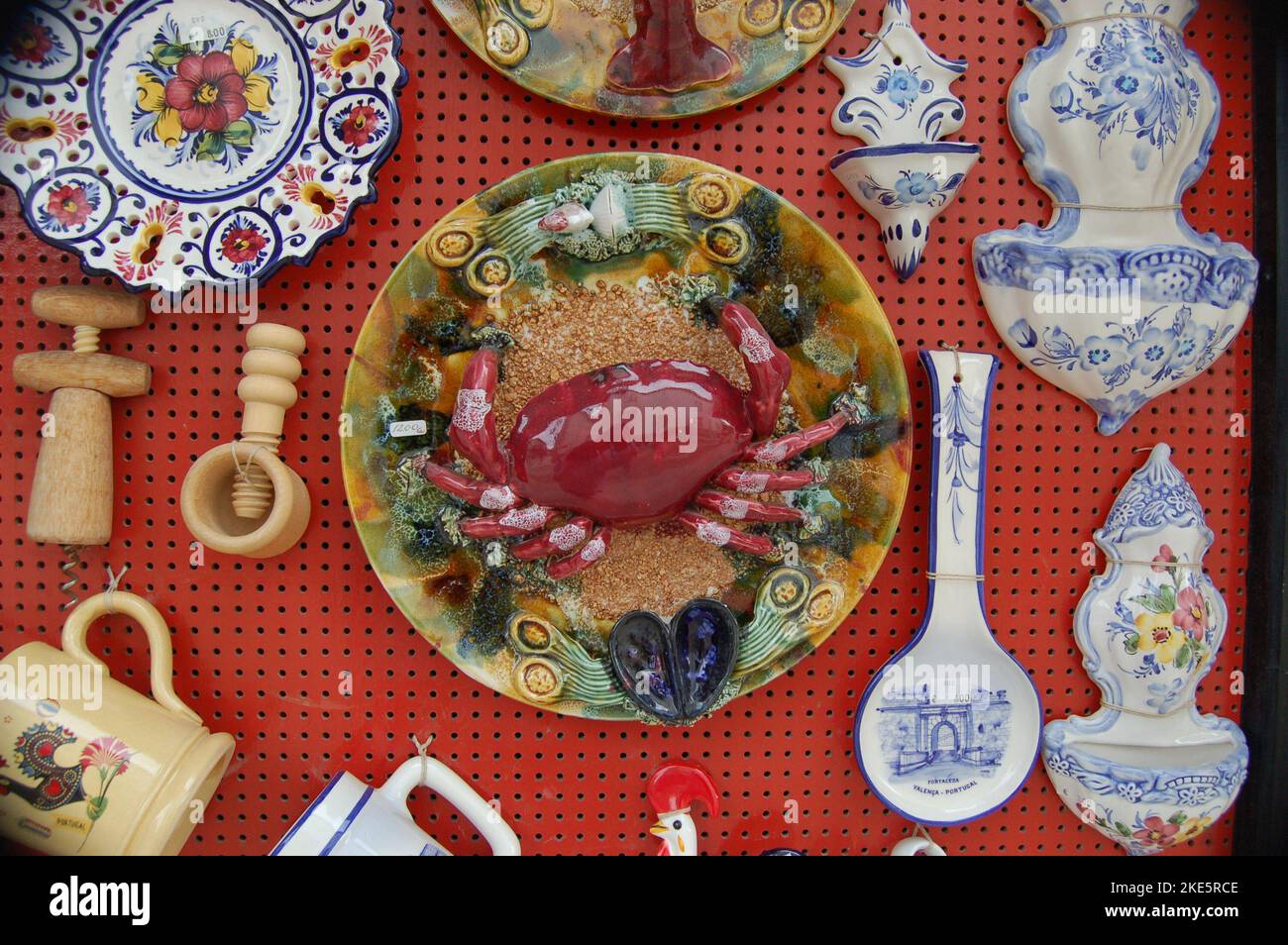 Collection de poterie céramique portugaise coloré de l'artisanat local, des produits du Portugal. Plaques en céramique afficher au Portugal. Céramique vintage de couleur Banque D'Images