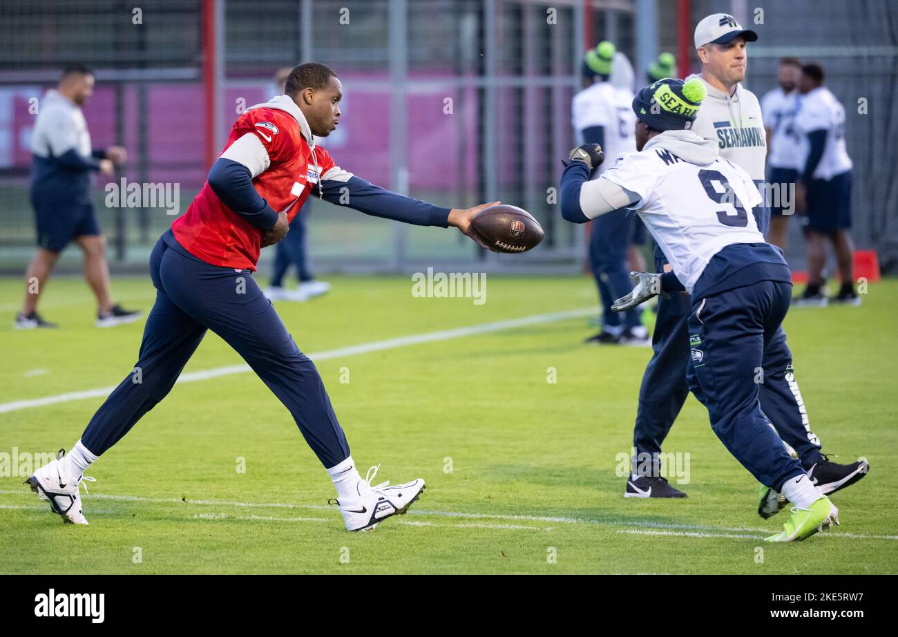 Munich, Allemagne. 10th novembre 2022. American football, NFL, Tampa Bay Buccaneers - Seattle Seahawks, Matchday 10, Allianz Arena : pratique des Seattle Seahawks. Geno Smith (l) et Kenneth Walker III en action. Le 13 novembre 2022, un match NFL aura lieu pour la première fois en Allemagne. Les Tampa Bay Buccaneers rencontreront les Seattle Seahawks à l'Allianz Arena. Credit: Sven Hoppe/dpa/Alay Live News Banque D'Images