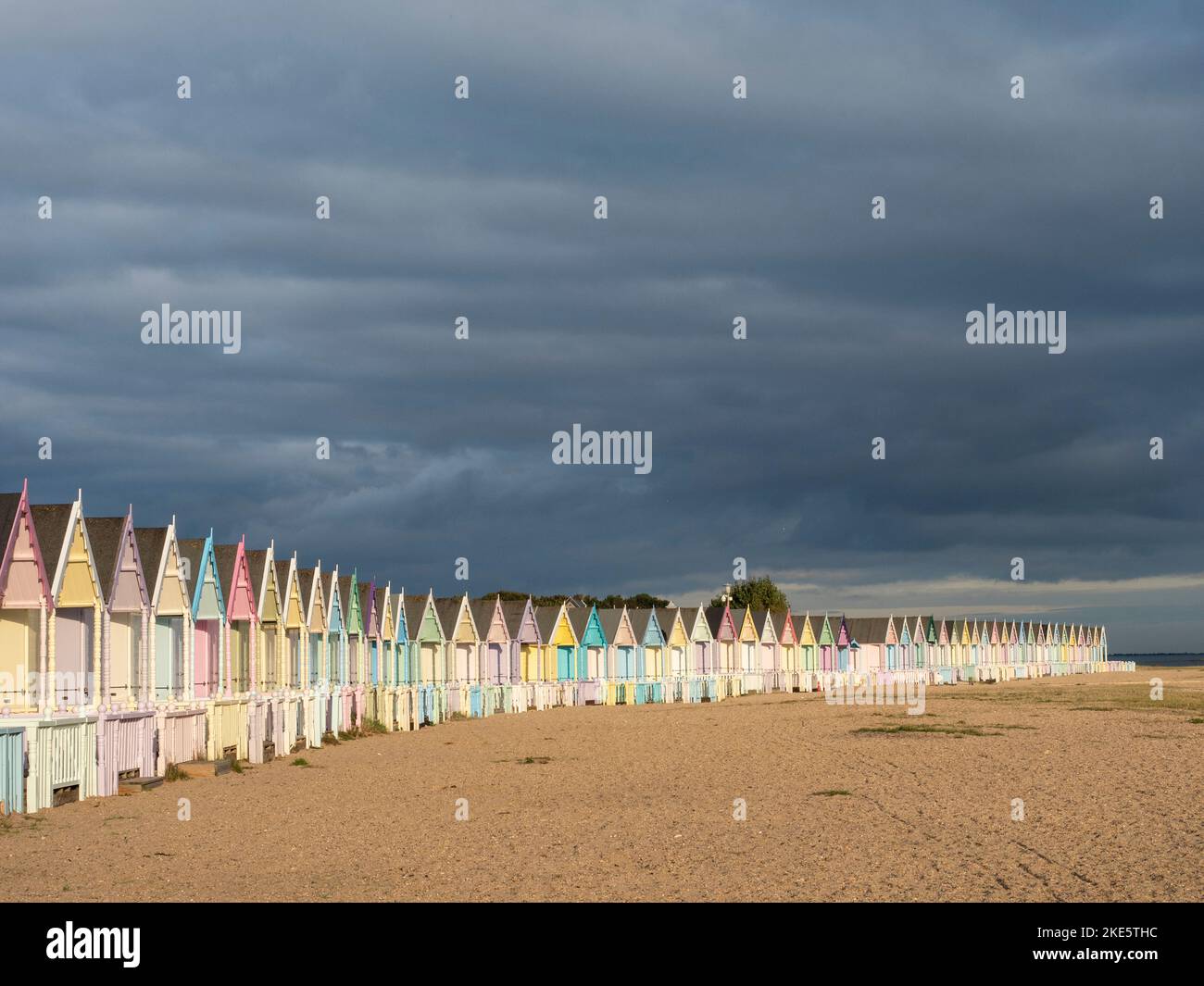 Cabanes de plage colorées, West Mersea, Mersea Island, Essex, Angleterre Banque D'Images