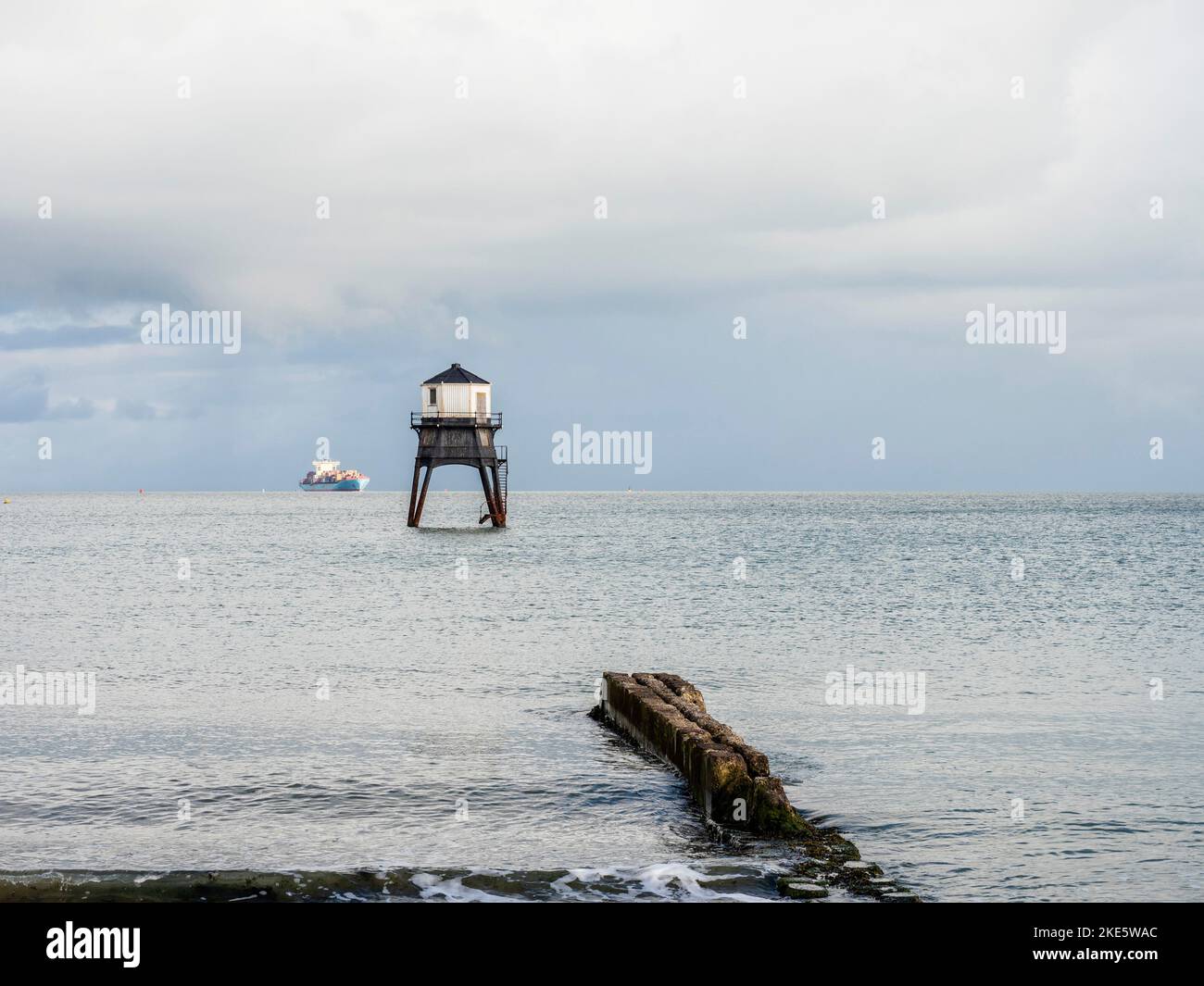 Navire-conteneur approchant le phare de Dovercourt, Dovercourt Bay, Harwich, Essex, Angleterre Banque D'Images