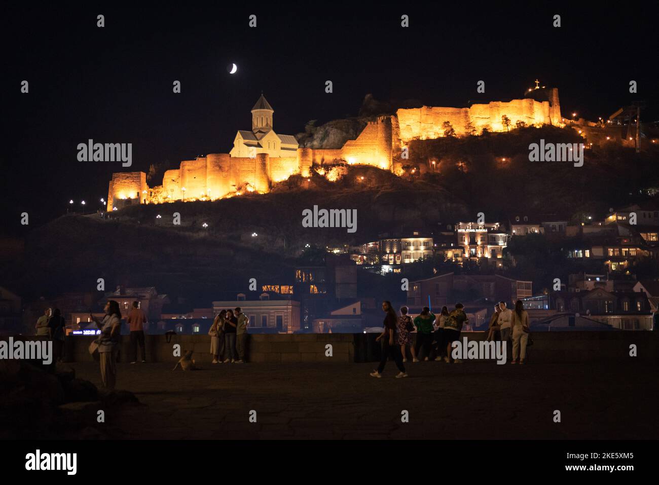 Tbilissi, Géorgie - 1 octobre 2022 : forteresse Narikala illuminée la nuit, vue de Metekhi. L'une des principales attractions touristiques de la ville. Banque D'Images