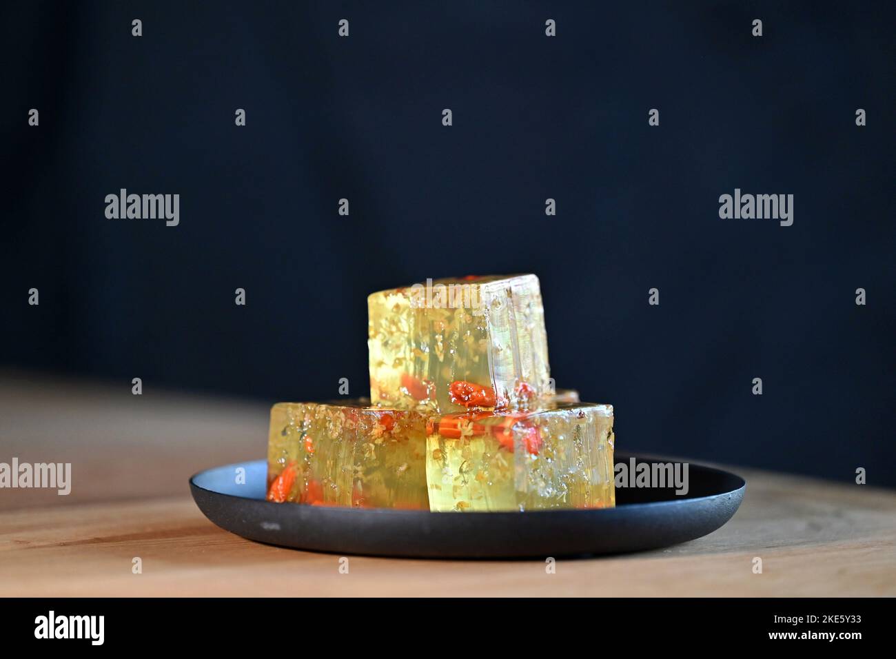 Osmanthus Jelly présenté sur une plaque en cubes. Octobre 2022. Banque D'Images