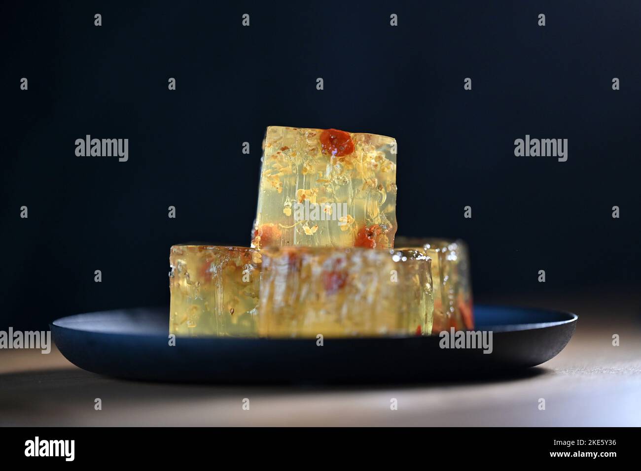 Osmanthus Jelly présenté sur une plaque en cubes. Octobre 2022. Banque D'Images