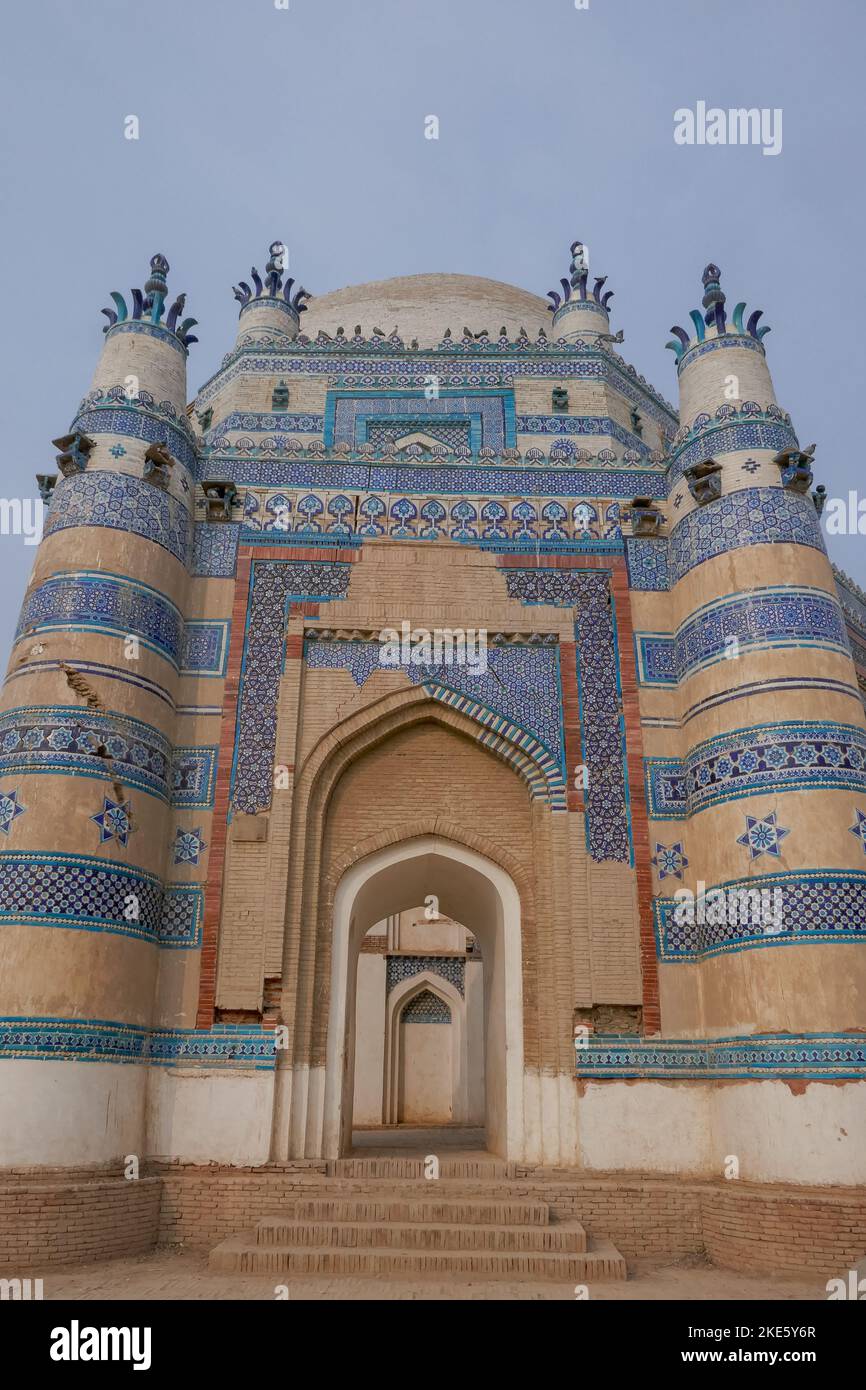 Vue à angle bas de l'ancienne tombe médiévale de Bibi Jawindi avec décor de carreaux de céramique bleue, UCH Sharif, Bahawalpur, Punjab, Pakistan Banque D'Images