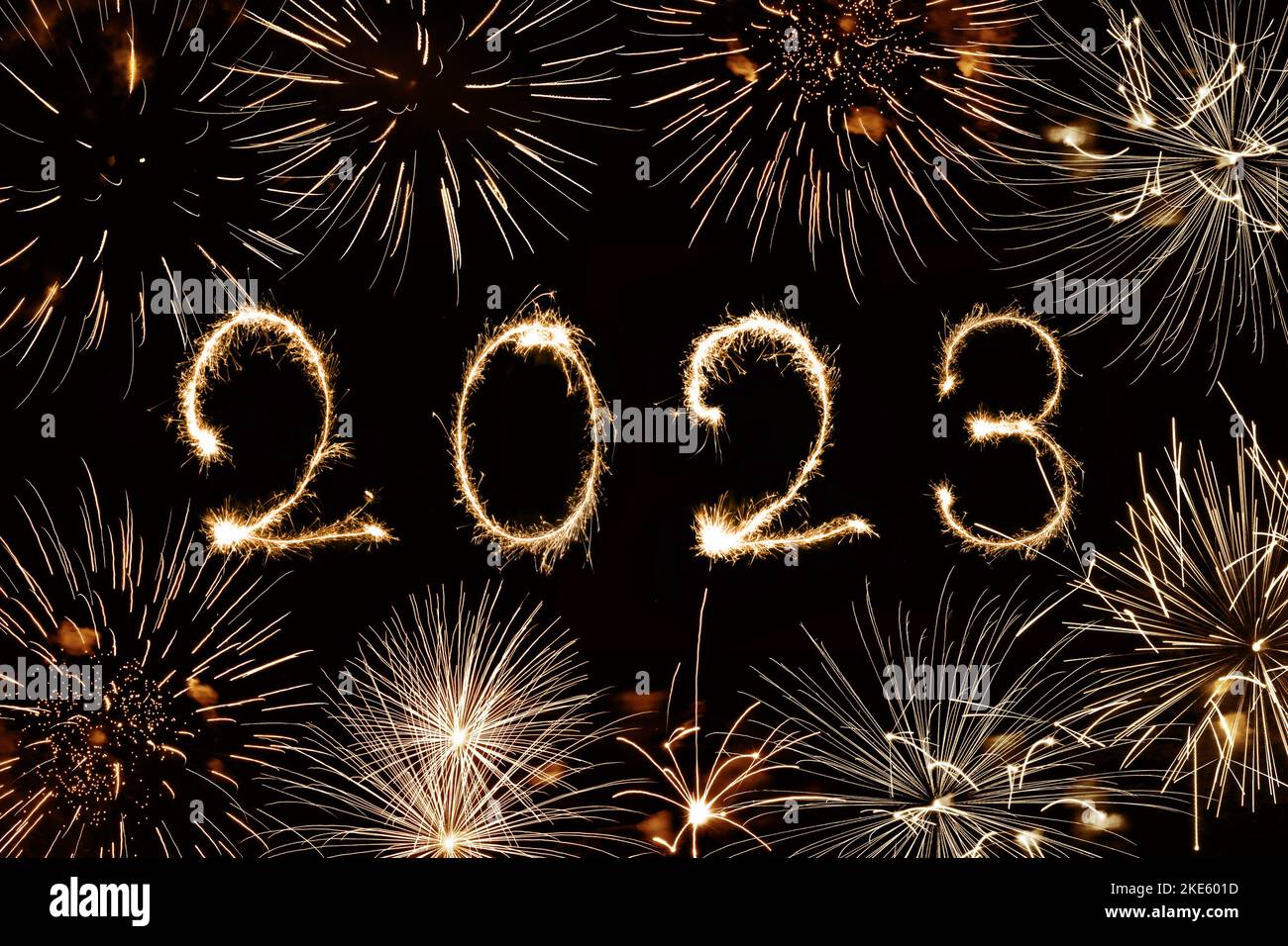 2023 écrit avec des sparkles et des feux d'artifice, carte de vœux du nouvel an Banque D'Images