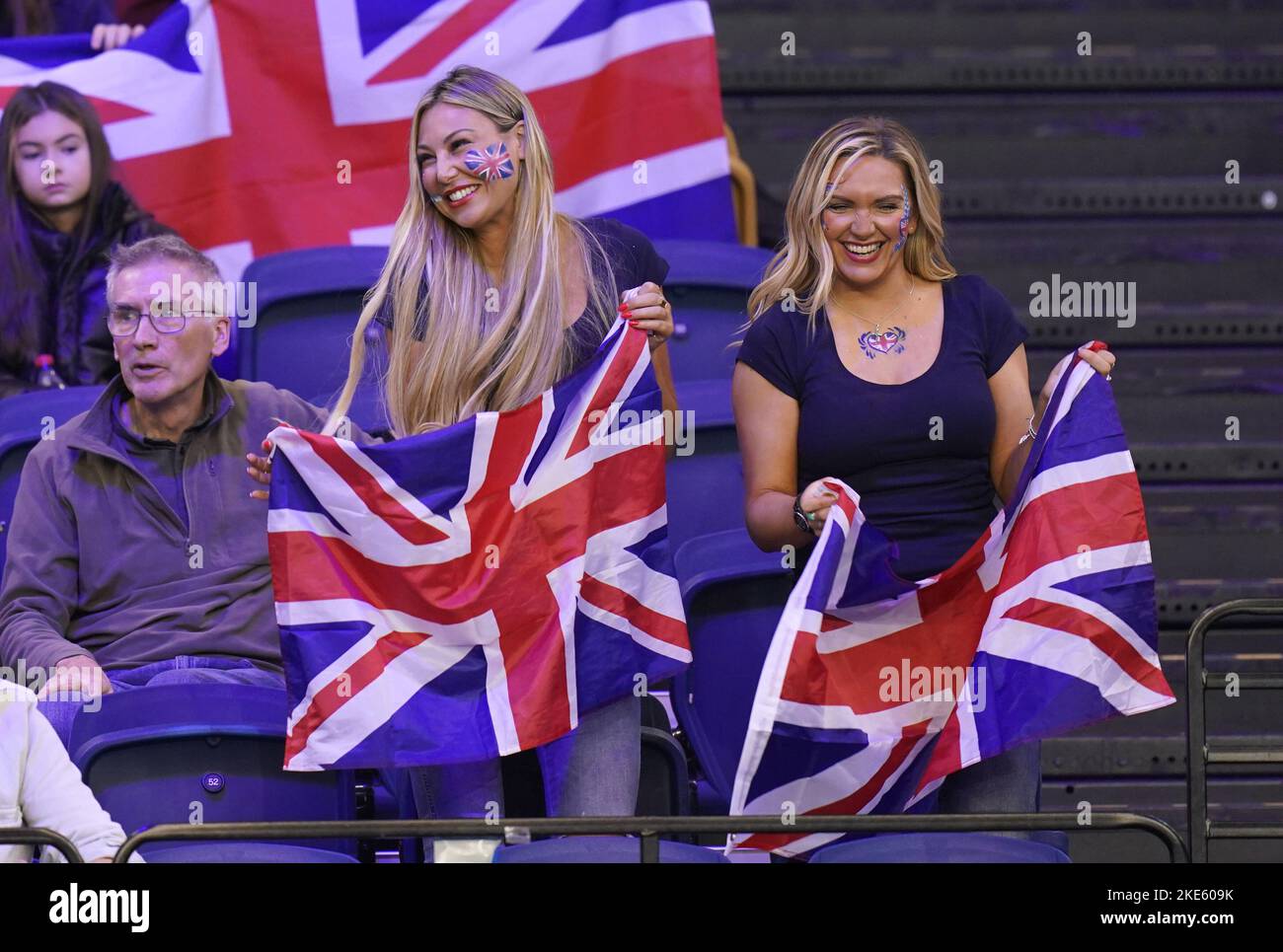 Les fans de la Grande-Bretagne montrent leur soutien dans les tribunes lors du troisième jour du match de groupe de la coupe Billie Jean King entre l'Espagne et la Grande-Bretagne à l'Emirates Arena, Glasgow. Date de publication : jeudi 10 novembre 2022. Banque D'Images