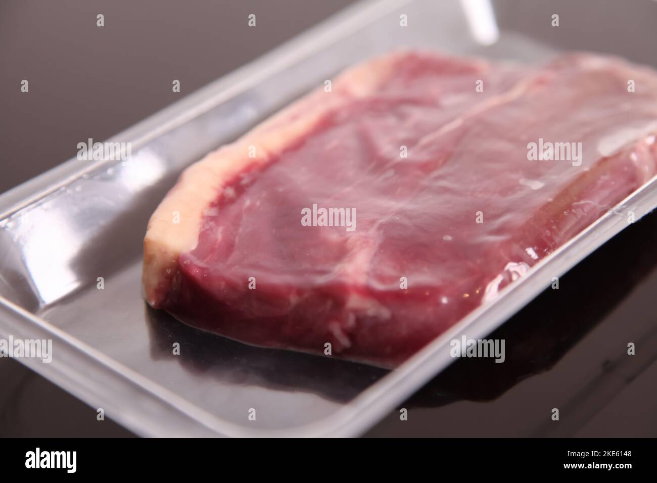Steak de bœuf Aberdeen Angus en sachet de plastique scellé sous vide par un supermarché, 2022 Banque D'Images
