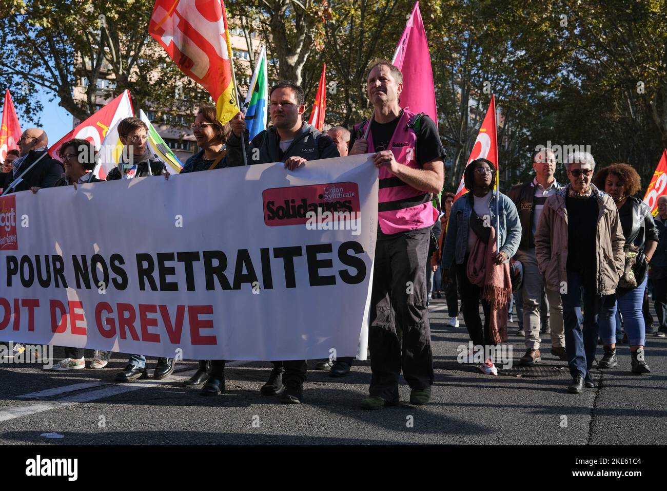 Toulouse, France, 10 novembre 2022, la CGT a renouvelé pour la troisième fois en six semaines une manifestation et un appel à la grève sur 10 novembre 2022, à Toulouse (France). Avec un faible taux de participants, le cortège s'est déplacé vers le centre-ville pour exiger des salaires et des pensions plus élevés. Photo de Patrick Batard/ABACAPRESS.COM Banque D'Images