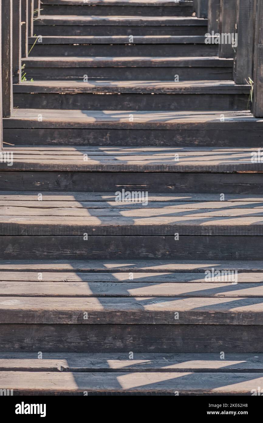 Vieux escaliers en bois, qui mènent vers le haut Banque D'Images
