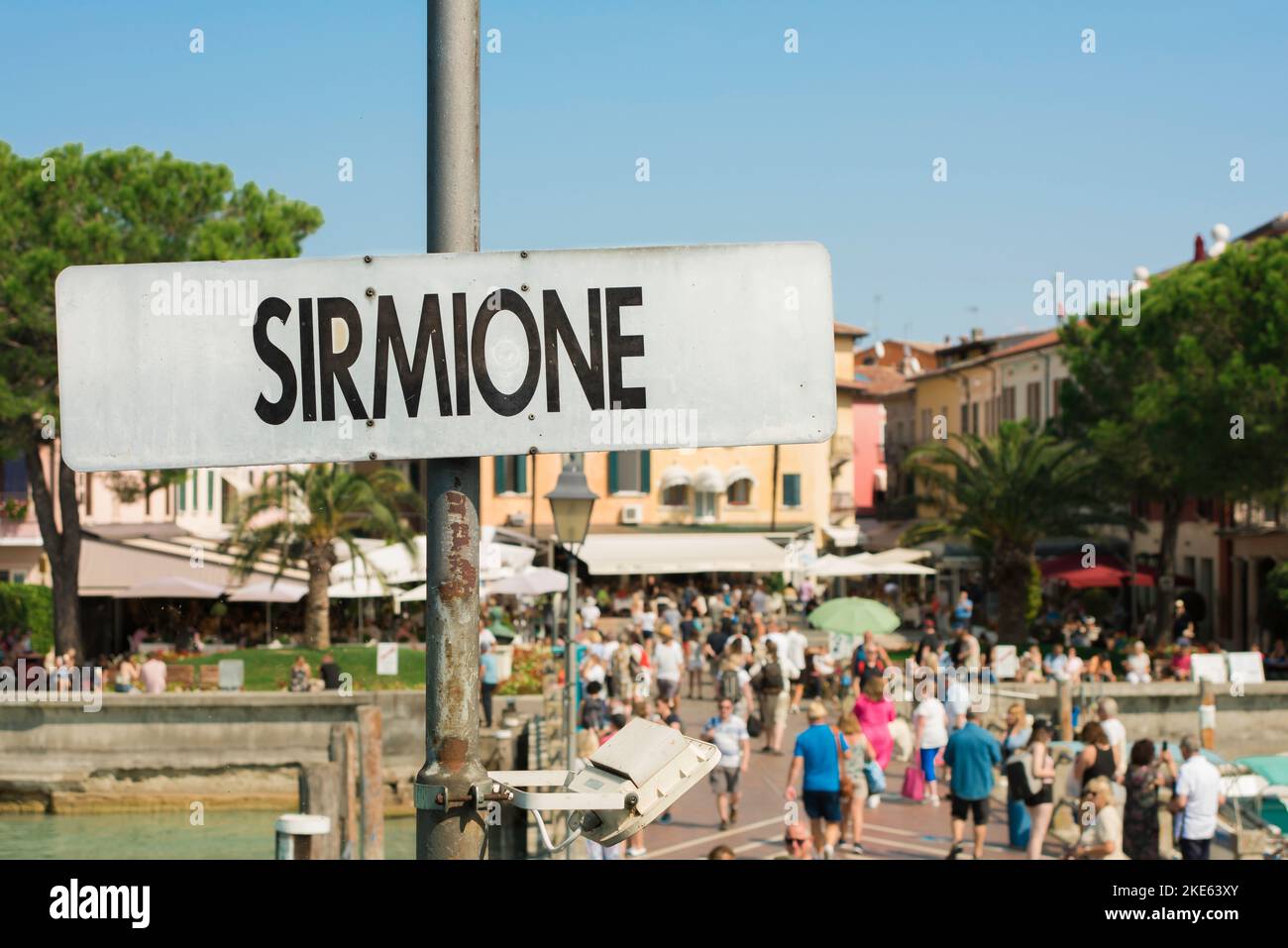 Ville de Sirmione, vue sur un panneau situé à la station de ferry de front de mer - l'imbarcadero - dans la ville pittoresque du lac de Garde de Sirmione, Lombardie, Italie Banque D'Images