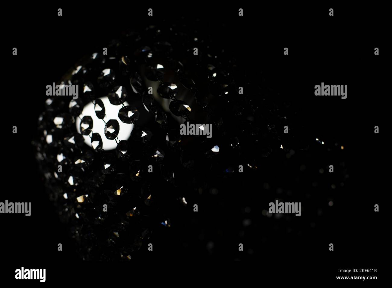 Verre dans l'obscurité. Lumière sur les éléments en verre. Détails de l'élément intérieur. Banque D'Images