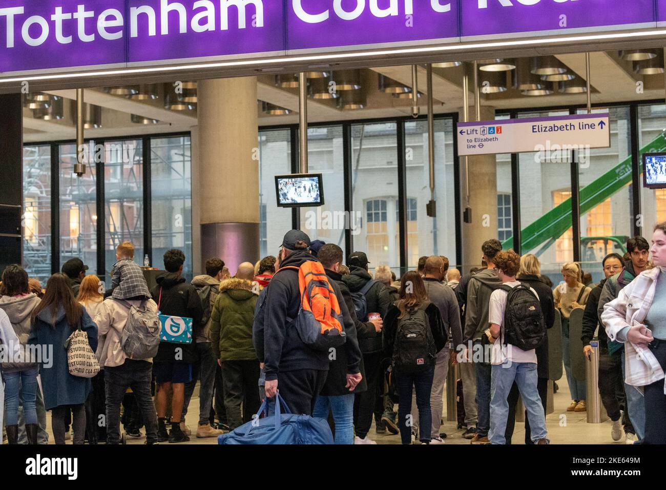 Londres, Royaume-Uni. 10th novembre 2022. Les grèves de métro à Londres ont causé de grandes files d'attente aux arrêts de bus et Elizabeth Line stations d'être très occupé crédit: Ian Davidson/Alamy Live News Banque D'Images