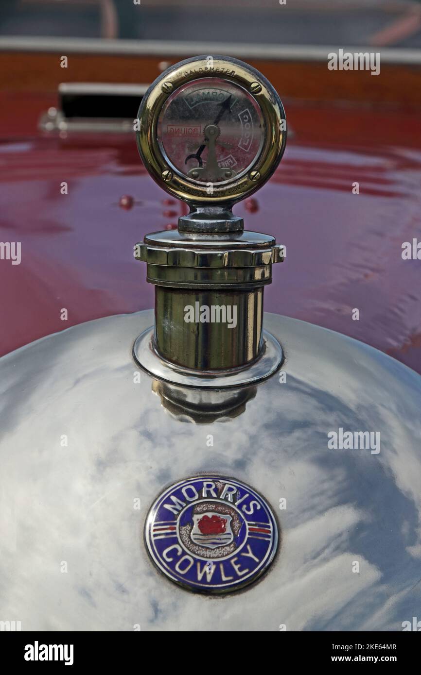 Indicateur de température de l'eau et emblème Morris Cowley des années 1920 sur le radiateur Bullnose Banque D'Images