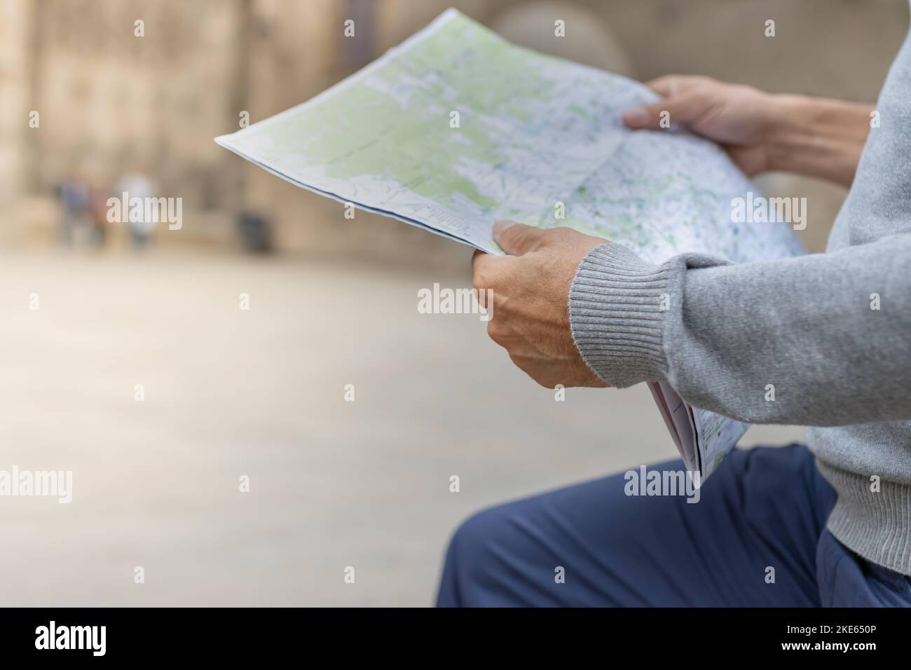 Latino touriste consultant la carte des rues dans le quartier gothique de Barcelone (Espagne), approche sélective du côté gauche, concept de voyage. Banque D'Images