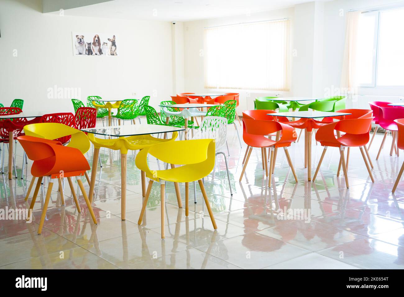 tables et chaises en plastique rouge, jaune et vert dans le café, dans la salle à manger. Banque D'Images