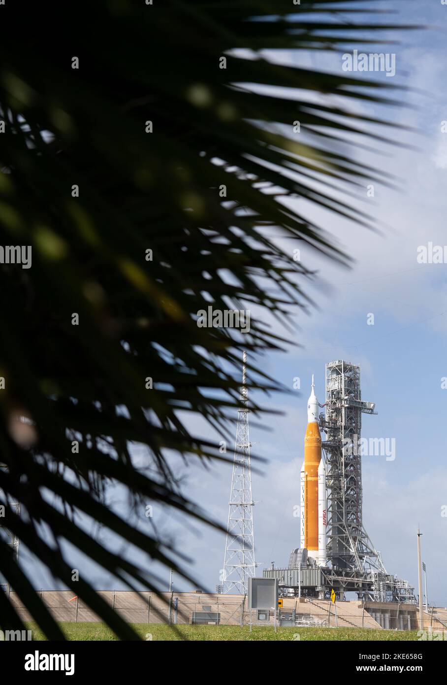 Kennedy Space Center, États-Unis d'Amérique. 08 novembre 2022. Le système de lancement spatial Artemis I de la NASA avec l'engin spatial Orion a été réintégré au Launch Complex 39B au sommet d'un lanceur mobile alors que les préparatifs se poursuivent, au Kennedy Space Center, à 8 novembre 2022, à Cape Canaveral, en Floride. Après plusieurs tentatives infructueuses, le test en vol sans équipage est prévu pour 14 novembre. Credit: Joel Kowsky/NASA/Alamy Live News Banque D'Images