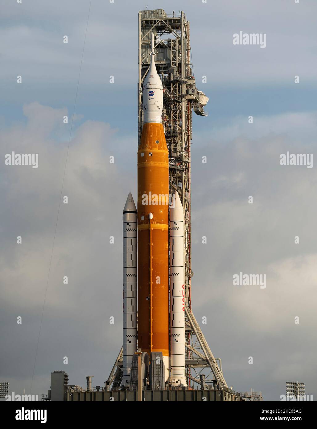 Kennedy Space Center, États-Unis d'Amérique. 08 novembre 2022. Le système de lancement spatial Artemis I de la NASA avec l'engin spatial Orion a été réintégré au Launch Complex 39B au sommet d'un lanceur mobile alors que les préparatifs se poursuivent, au Kennedy Space Center, à 8 novembre 2022, à Cape Canaveral, en Floride. Après plusieurs tentatives infructueuses, le test en vol sans équipage est prévu pour 14 novembre. Credit: Joel Kowsky/NASA/Alamy Live News Banque D'Images