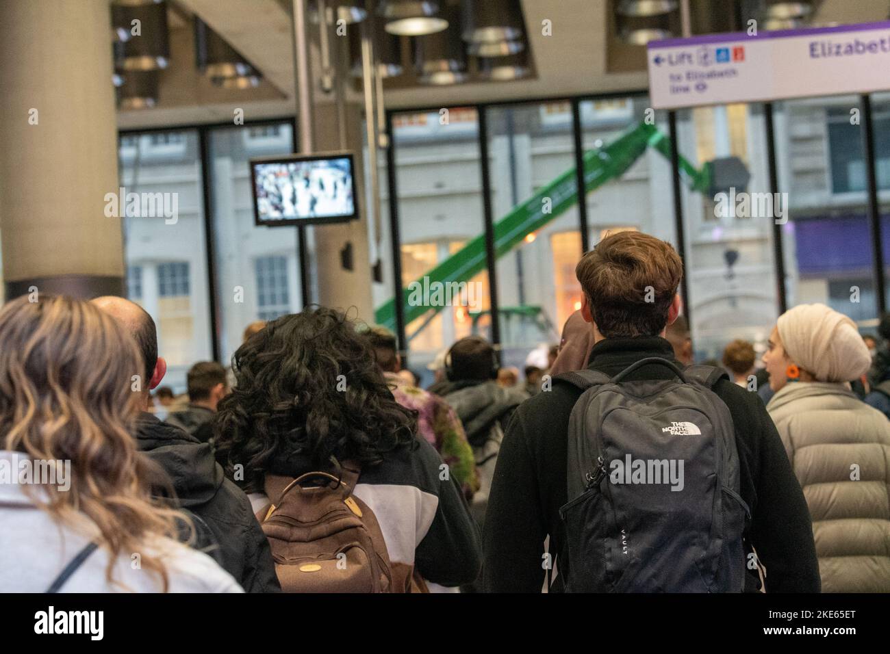 Londres, Royaume-Uni. 10th novembre 2022. Les grèves de métro à Londres ont causé de grandes files d'attente aux arrêts de bus et Elizabeth Line stations d'être très occupé crédit: Ian Davidson/Alamy Live News Banque D'Images