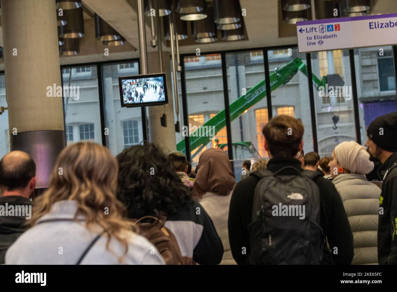 Londres, Royaume-Uni. 10th novembre 2022. Les grèves de métro à Londres ont causé de grandes files d'attente aux arrêts de bus et Elizabeth Line stations d'être très occupé crédit: Ian Davidson/Alamy Live News Banque D'Images