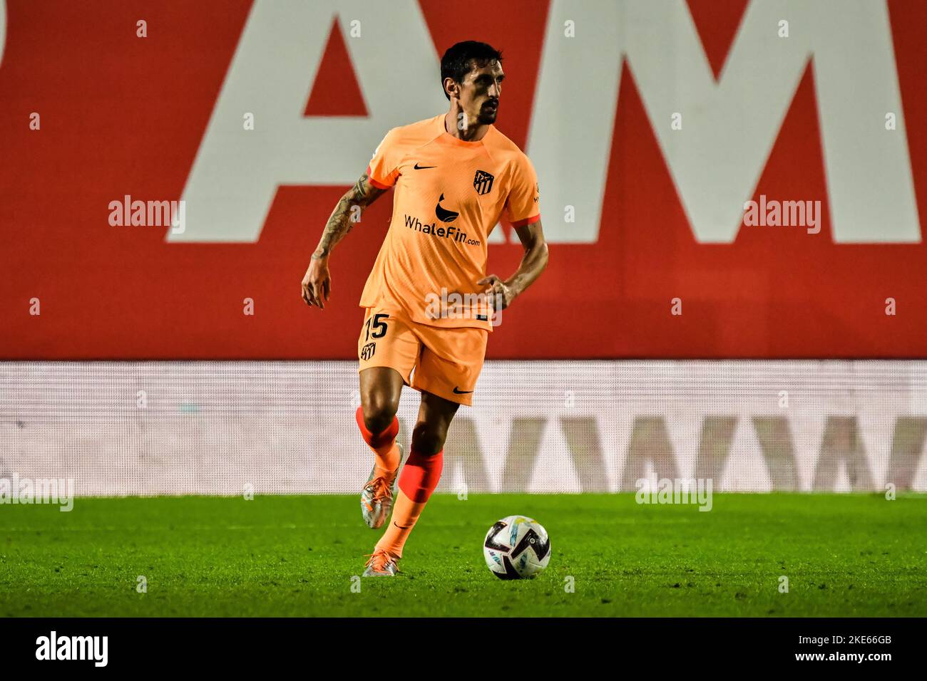 MALLORCA, ESPAGNE - NOVEMBRE 9 : Stefan Savic de l'Atlético de Madrid pilotant le ballon pendant le match entre le RCD Mallorca et l'Atlético de Madrid de la Liga Santander sur 9 novembre 2022 au Visit Mallorca Stadium son Moix à Majorque, Espagne. (Photo de Samuel Carreño/ PX Images) Banque D'Images