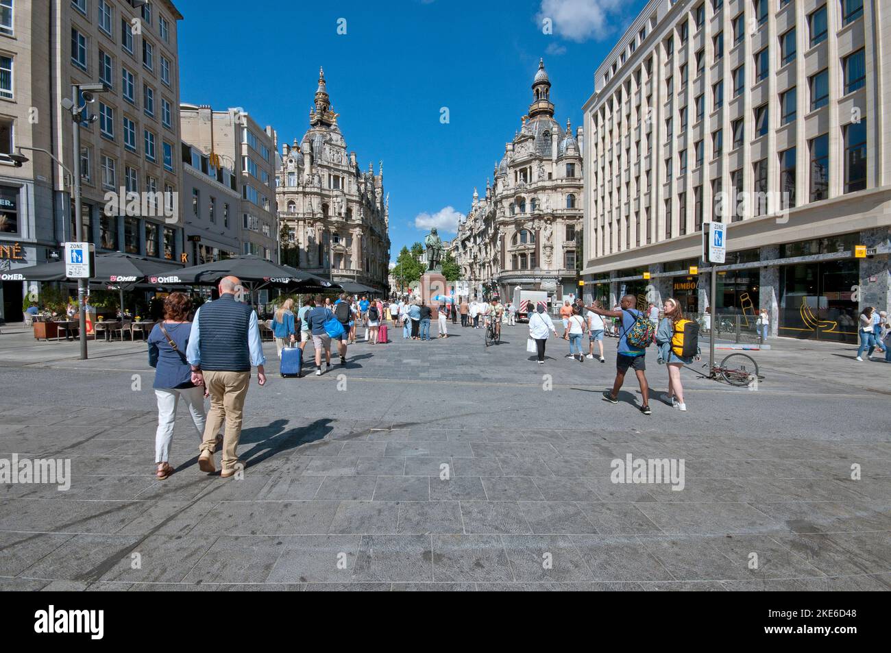 Touristes marchant à Teniersplaats, Anvers (Flandre), Belgique Banque D'Images