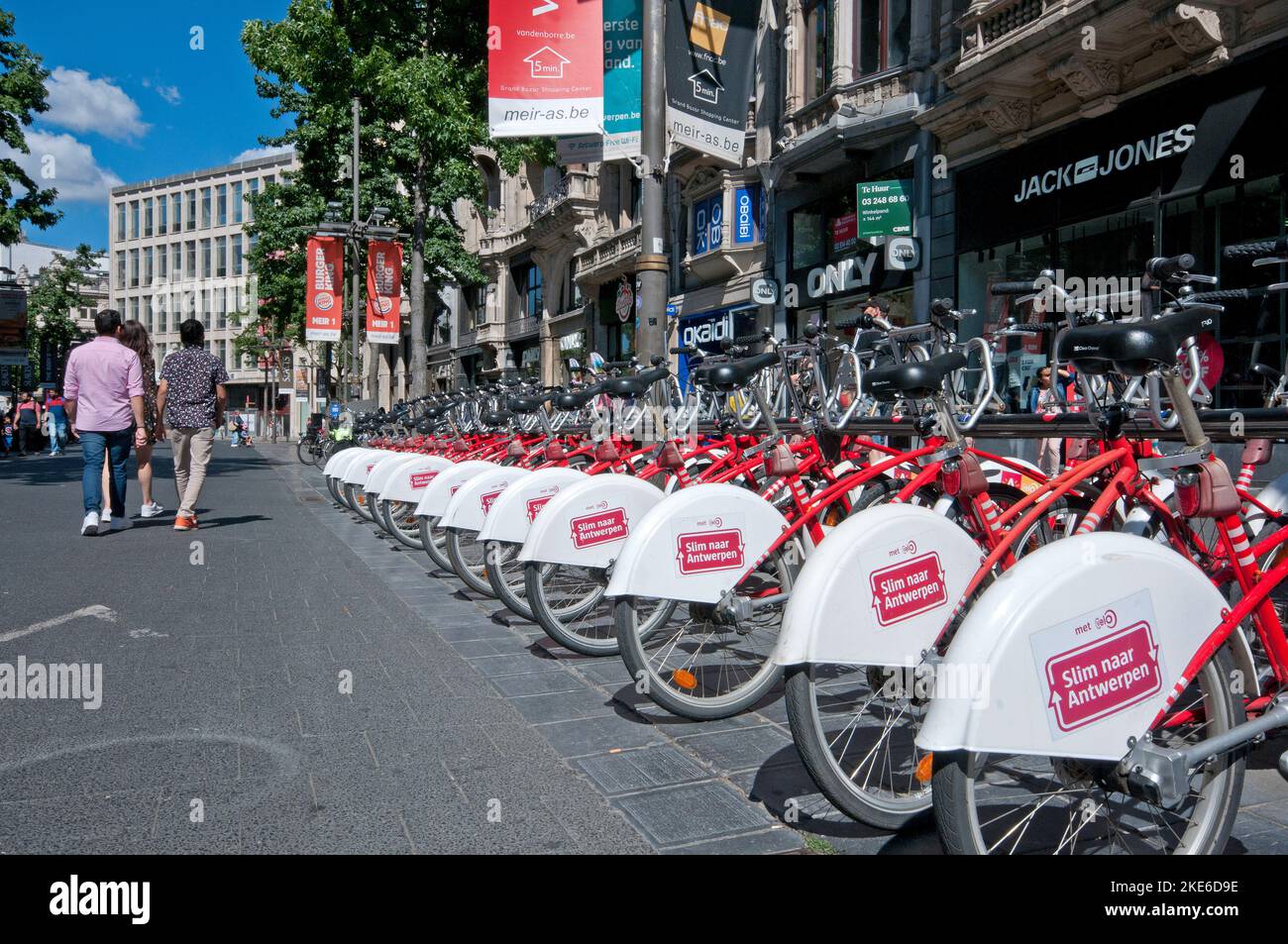 Location de vélo dans la rue piétonne Leysstraat, Anvers, Belgique Banque D'Images