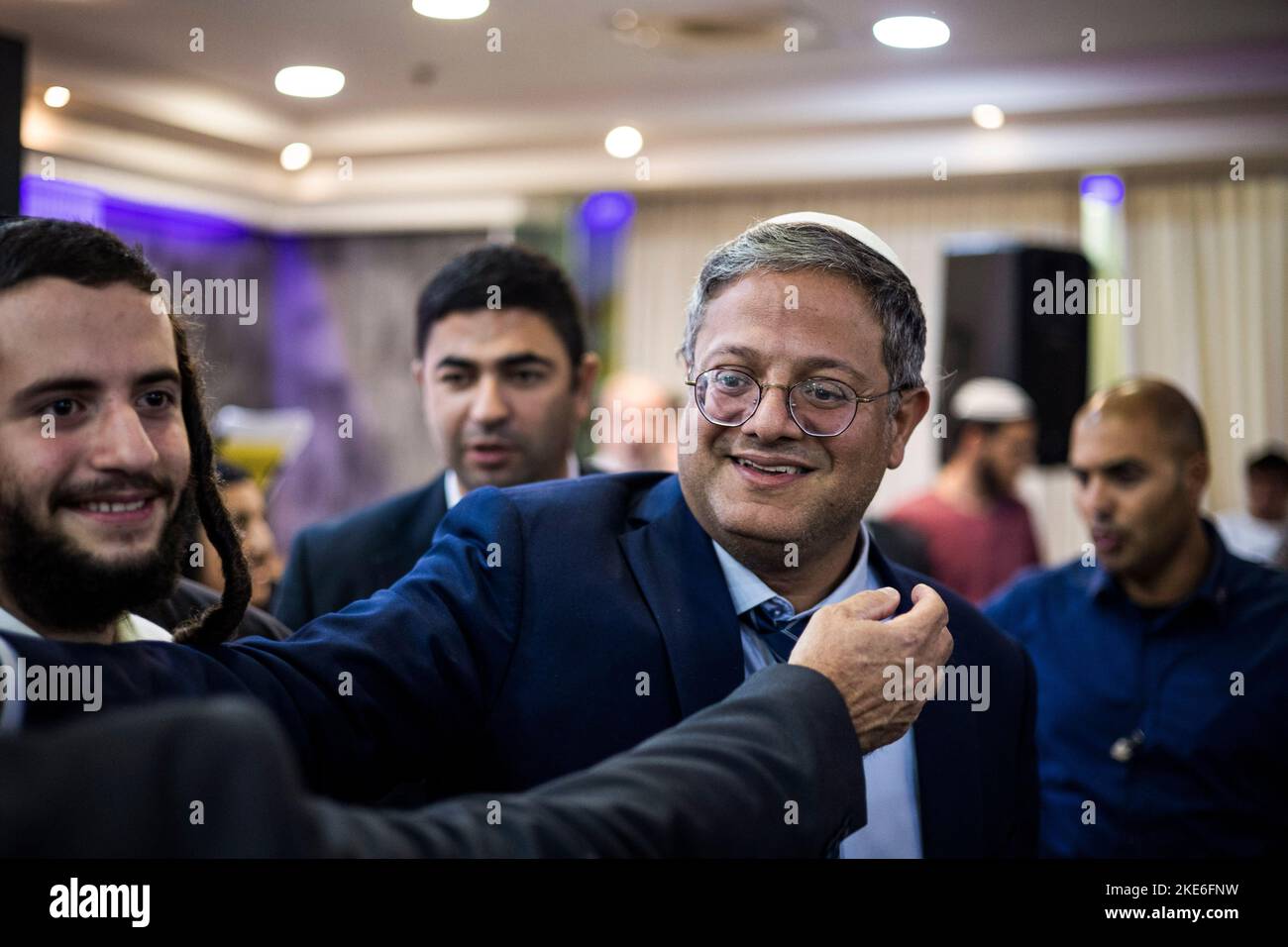 Jérusalem, Israël. 10th novembre 2022. Itamar Ben Gvir (R), dirigeant du parti d'extrême-droite israélien Otzma Yehudit (puissance juive), interagit avec ses partisans lors d'une cérémonie commémorative du dernier rabbin controversé Meir Kahane. Meir Kahane était un rabbin américain israélien assassiné par l'américain d'origine égyptienne El Sayyid Nosair le 05 novembre 1990 à l'hôtel New York Marriott East Side à Manhattan. Crédit : Ilia Yefimovich/dpa/Alay Live News Banque D'Images