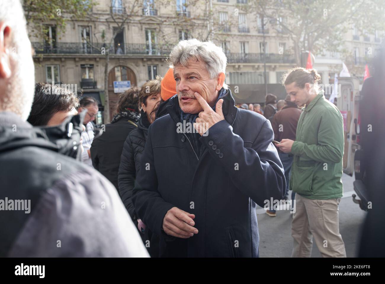 Le amputé communautaire Fabien Roussel repondait aux journaux et aux manifestes avant le début de la manifestation interprofessionnelle à Paris Banque D'Images