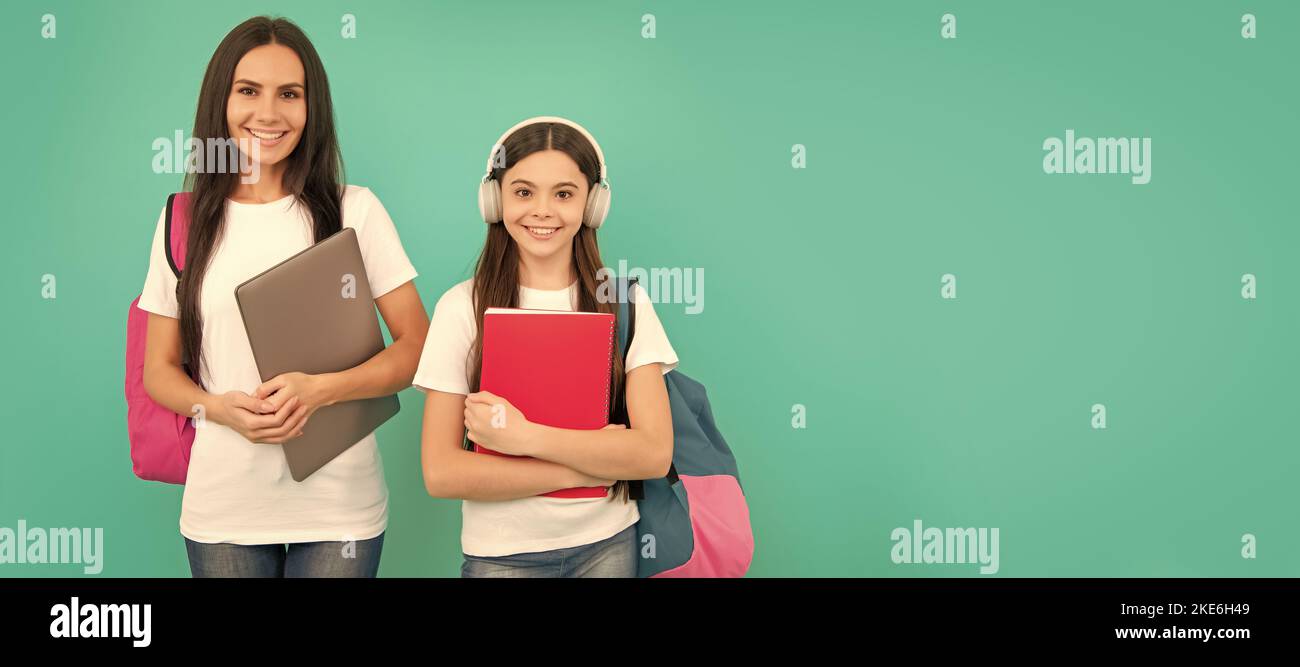 Bannière mère et fille enfant, espace de copie, milieu isolé. Éducation. Élève et élève. Mère et jeune fille prête à étudier. Professeur privé et Banque D'Images