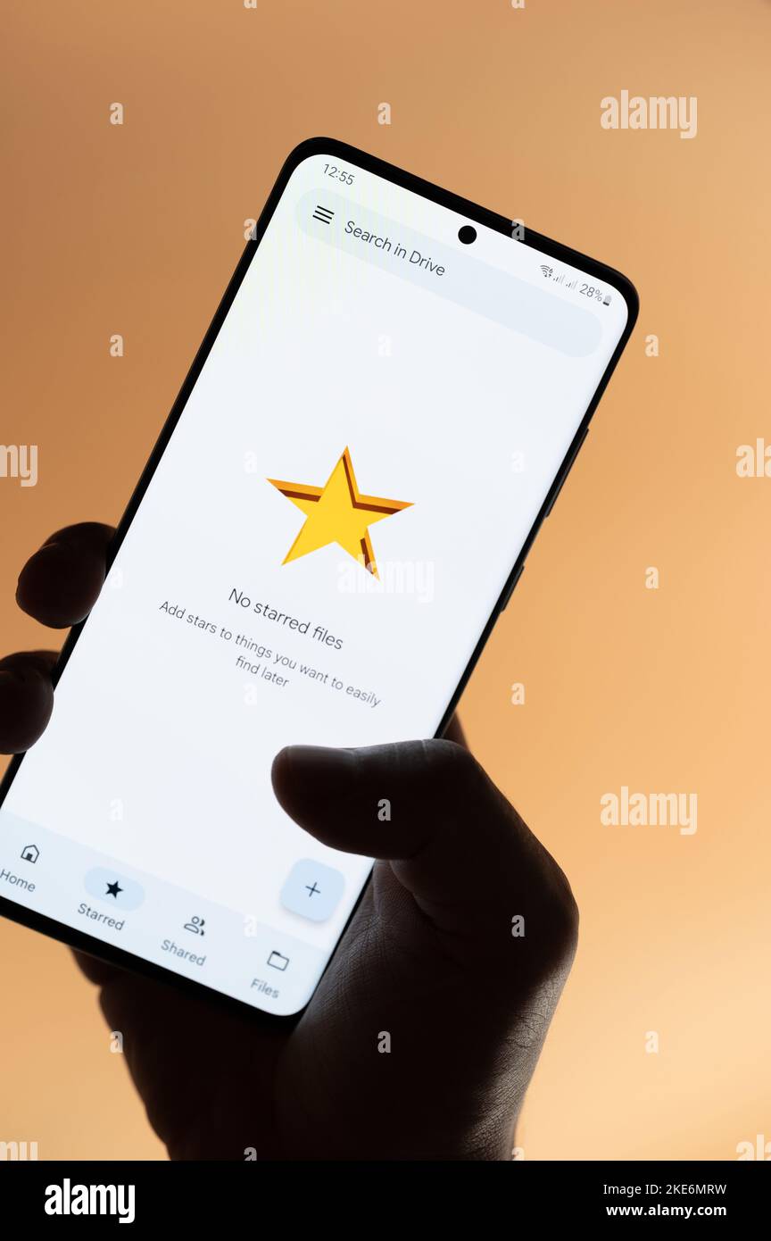 New york, Etats-Unis - 4 novembre 2022: Ouvrez l'application google Drive sur smartphone tenant à la main isolée sur fond marron Banque D'Images