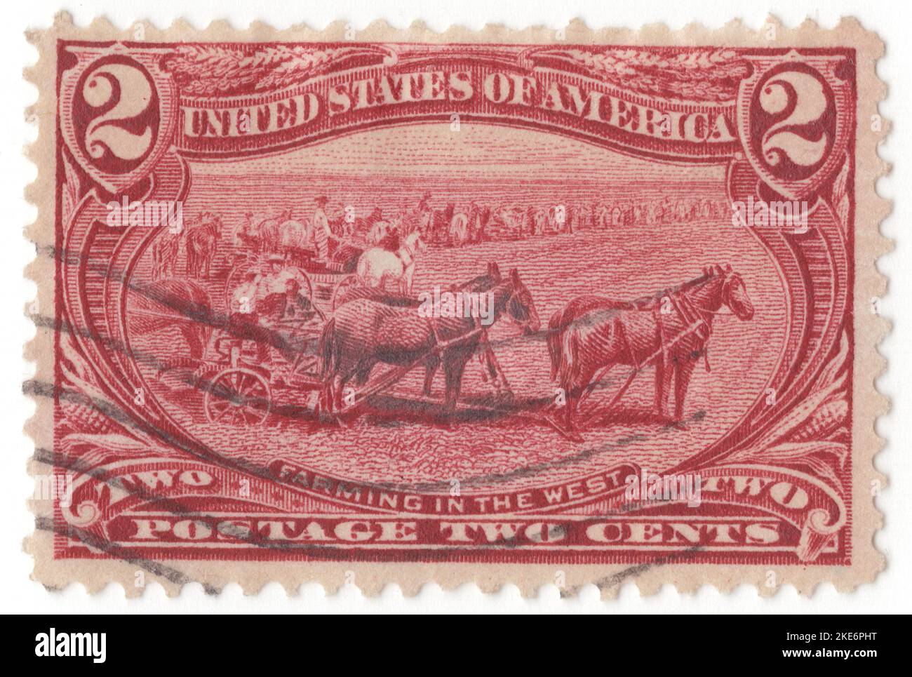 États-Unis - 1898 17 juin : timbre-poste rouge en cuivre de 2 cents représentant la scène agricole dans l'Ouest, exposition Trans-Mississippi tenue à Omaha, Nebraska. Le numéro de l'exposition transMississippi n'était que le deuxième numéro commémoratif offert par le bureau de poste des États-Unis et suivait de près le modèle de son prédécesseur, la série de l'exposition colombienne de 1893: Les deux ensembles ont comparu en conjonction avec d'importantes foires internationales du monde; les deux ont offert une large gamme de dénominations de timbres; les deux ont adopté le format de timbre double largeur pour accueillir les tableaux illustrés Banque D'Images